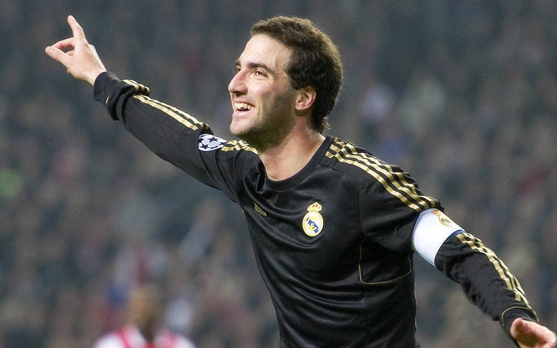 欧洲杯巅峰之战：战术对拼令人目不暇接，欧洲杯最争议一幕